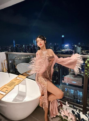 Skyscraper 65 KL Highest Outdoor Bathtub Luxury Lavish Designer Suite Penthouse Lv65